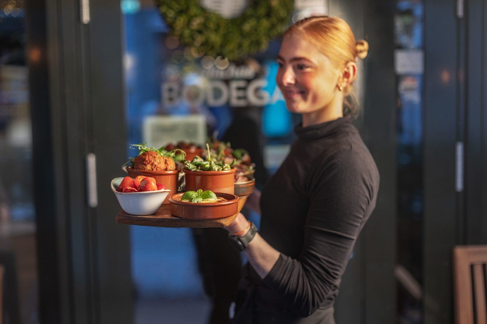 Anchas Bodega fasade og vinduer mot gaten i Drammen