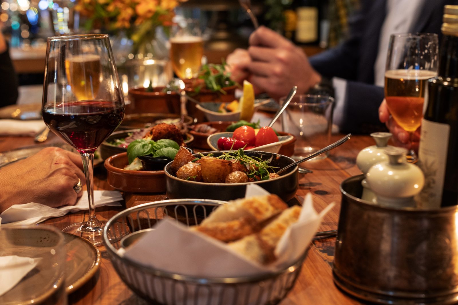 Fyldig tapasbord med delingsretter på Anchas Bodega