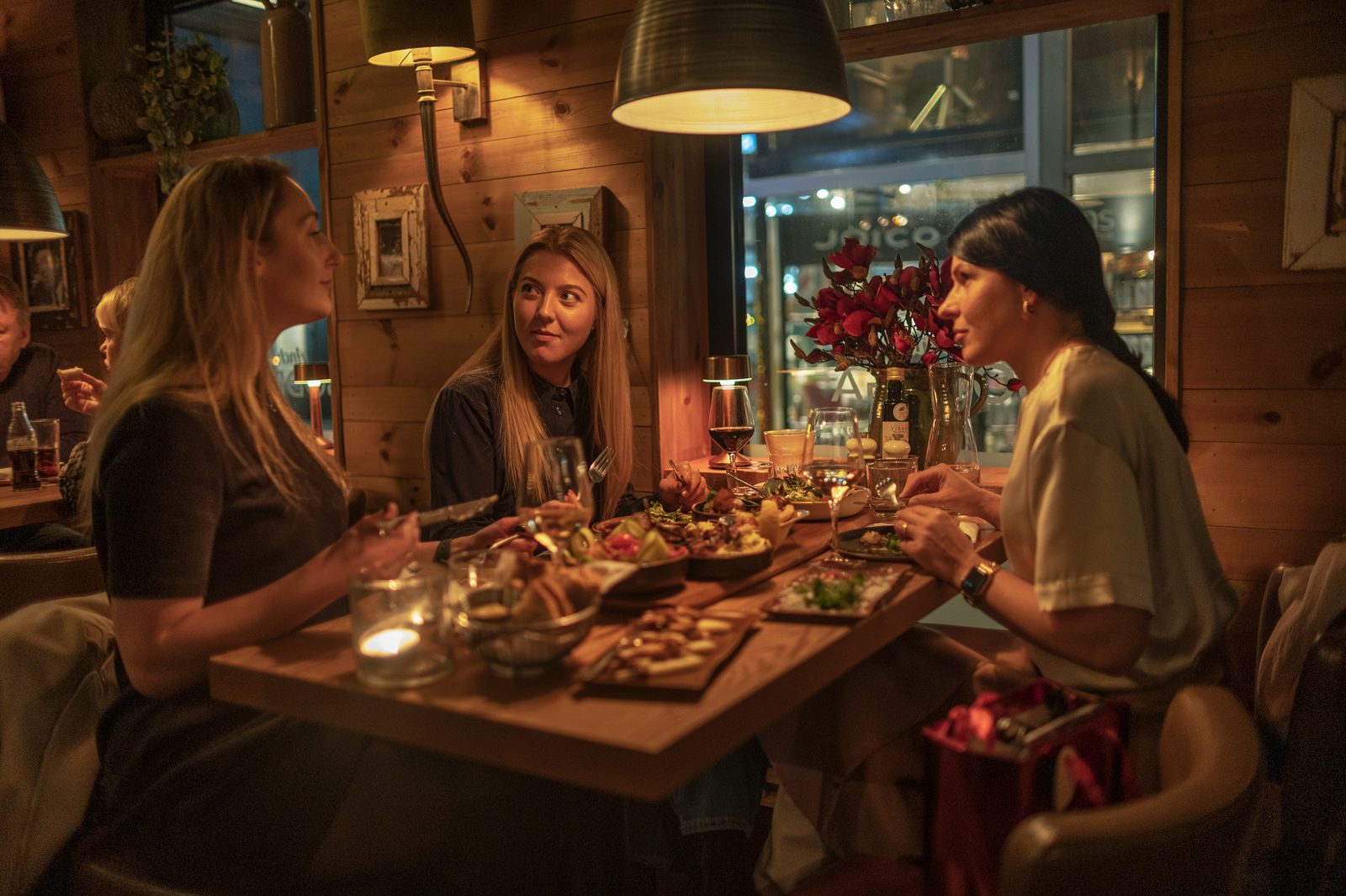 Vinglass og stemning i vinbaren